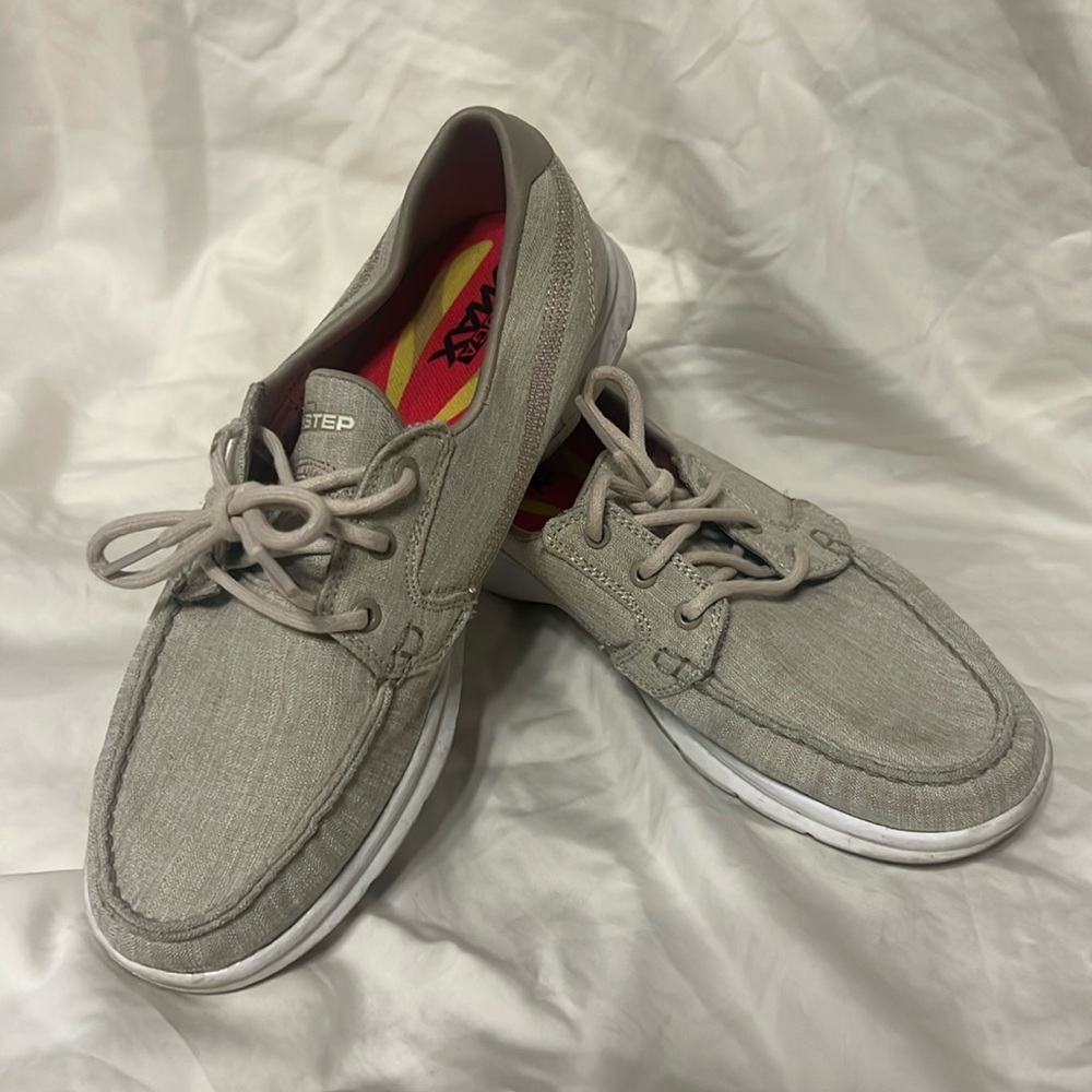 Sketchers go step boat shoes
Taupe color
Size 8